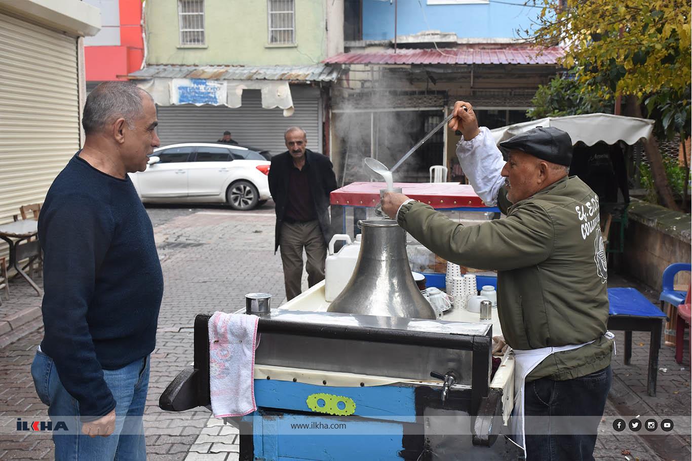 Yarım asırdır küçük tablasında salep servis ediyor Yarım asırdır küçük tablasında salep servis ediyor