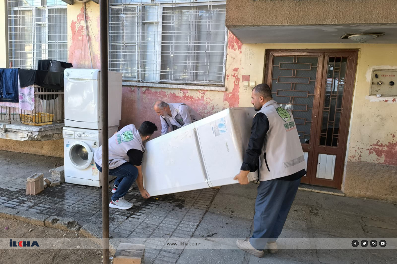 Tarsus Umut Kervanı’ndan mağdur aileye beyaz eşya desteği Tarsus Umut Kervanı’ndan mağdur aileye beyaz eşya desteği