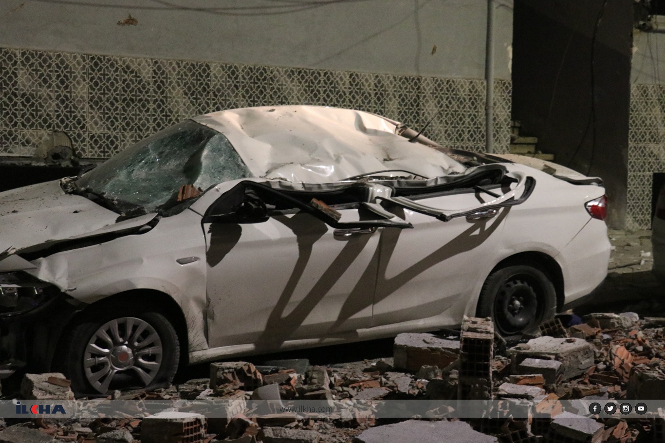 Zeytinburnu'nda bir bina kısmen çöktü: 3 araç kullanılamaz hale geldi