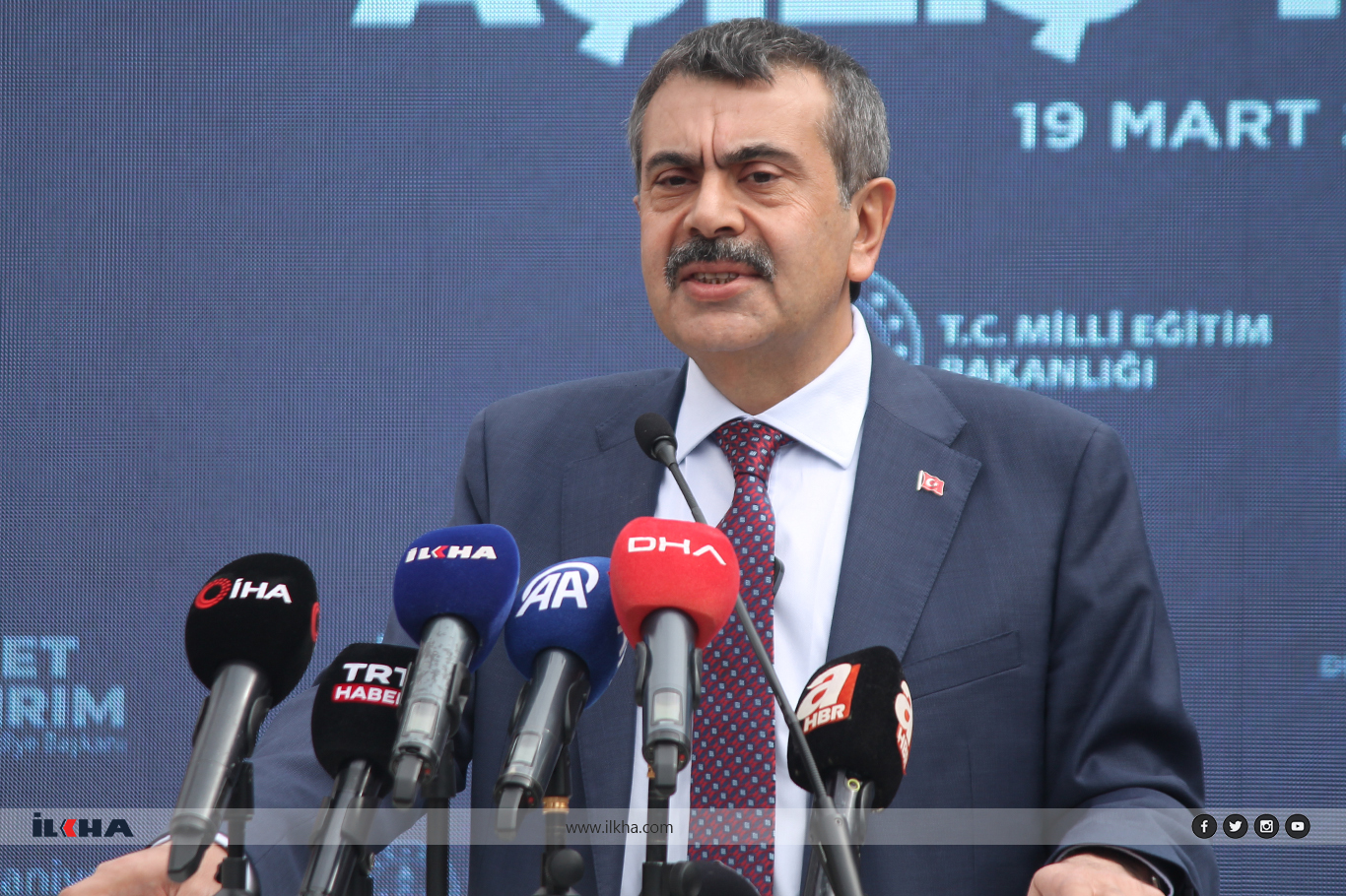 Bakan Tekin: Türkiye'de velilerin haftalık kitap okuma süresi sadece 4 buçuk saat Bakan Tekin: Türkiye'de velilerin haftalık kitap okuma süresi sadece 4 buçuk saat