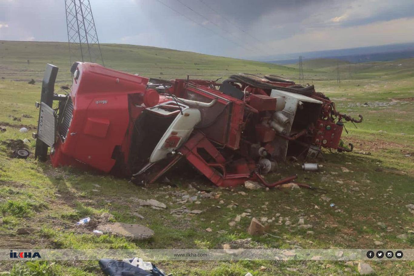 TPAO'ya ait Mack aracı kaza yaptı: 2 yaralı TPAO'ya ait Mack aracı kaza yaptı: 2 yaralı