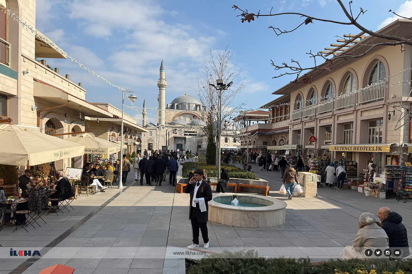 Konya Mevlana Meydanı ziyaretçiler akın akın geldi, esnafın yüzü güldü