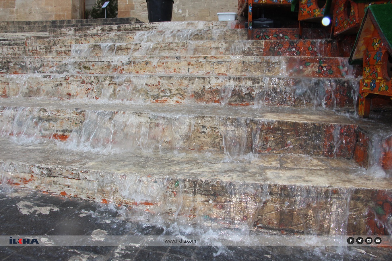 Mardin'de aşırı yağış sonrası yol çöktü: 2 araç hasar gördü