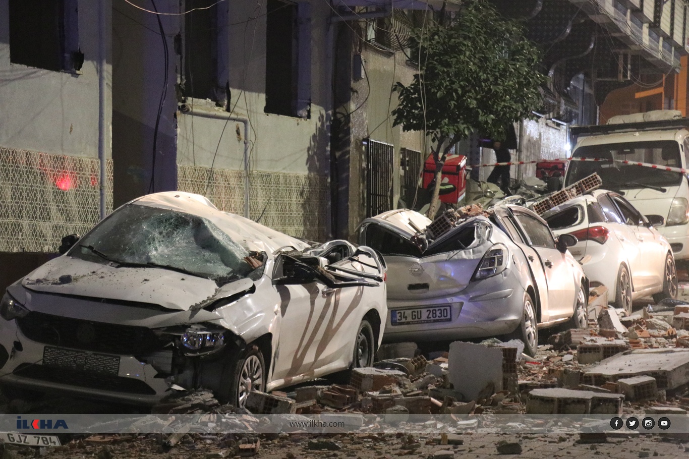 Zeytinburnu'nda bir bina kısmen çöktü: 3 araç kullanılamaz hale geldi