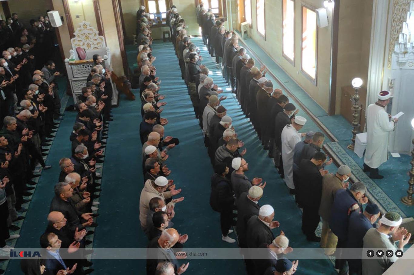Adana'da eller semaya yağmur için açıldı Adana'da eller semaya yağmur için açıldı