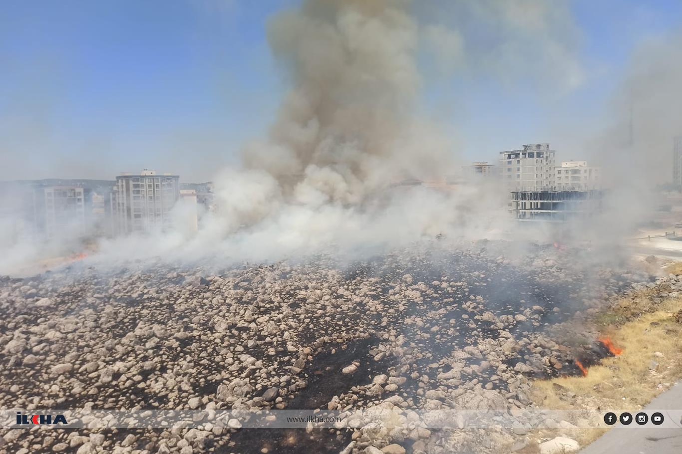 Şanlıurfa'da boş arazide çıkan yangın korkuttu