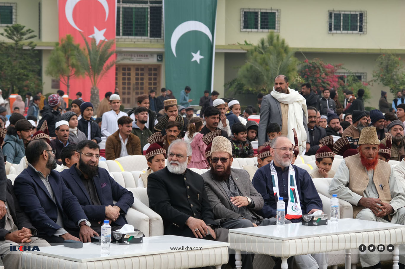 Pakistan'da toplu düğün: 43 çift evlendi