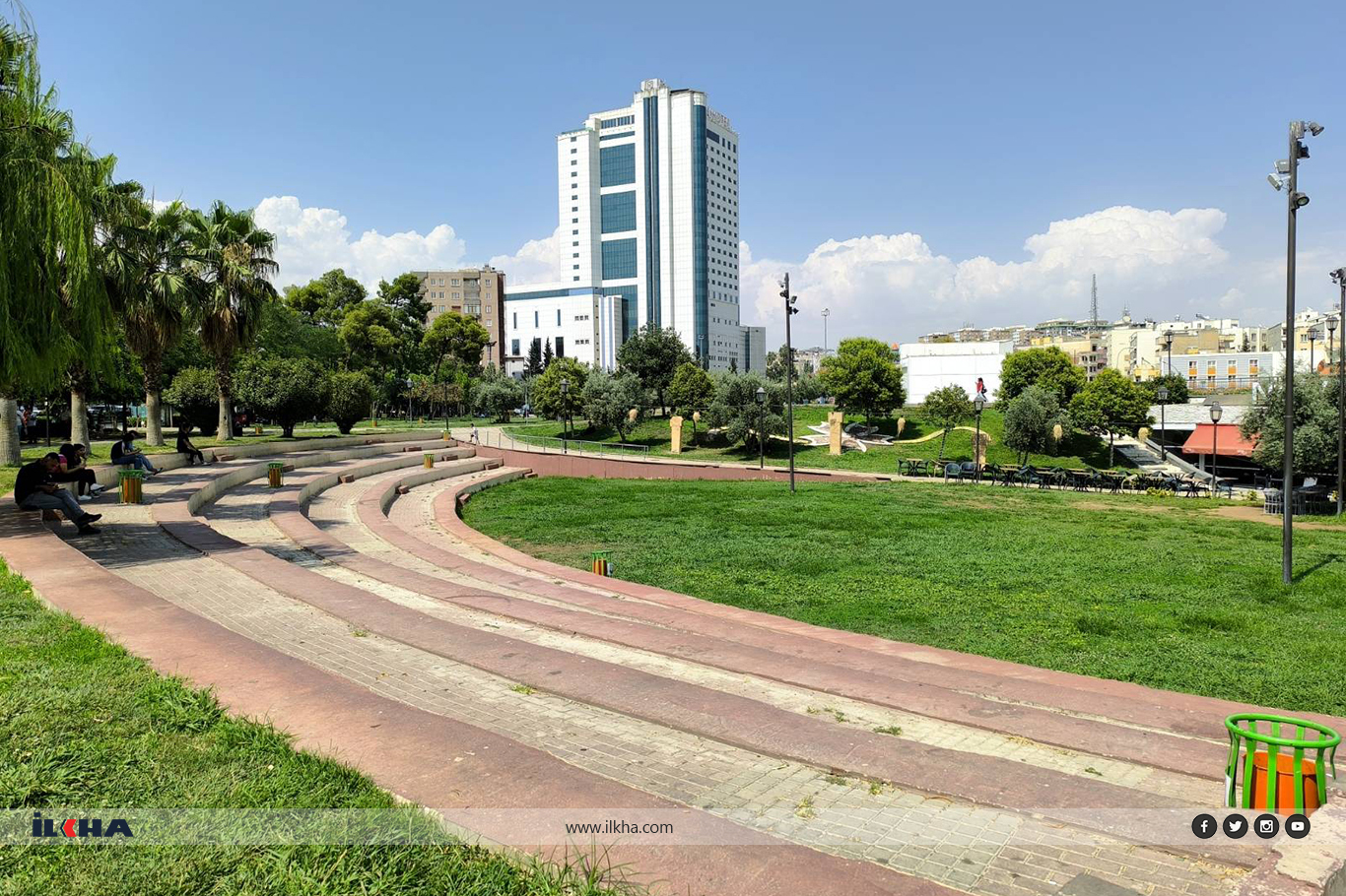 Sıcaklıkların 50 dereceyi bulduğu Şanlıurfa'da cadde ve sokaklar boş kaldı Sıcaklıkların 50 dereceyi bulduğu Şanlıurfa'da cadde ve sokaklar boş kaldı