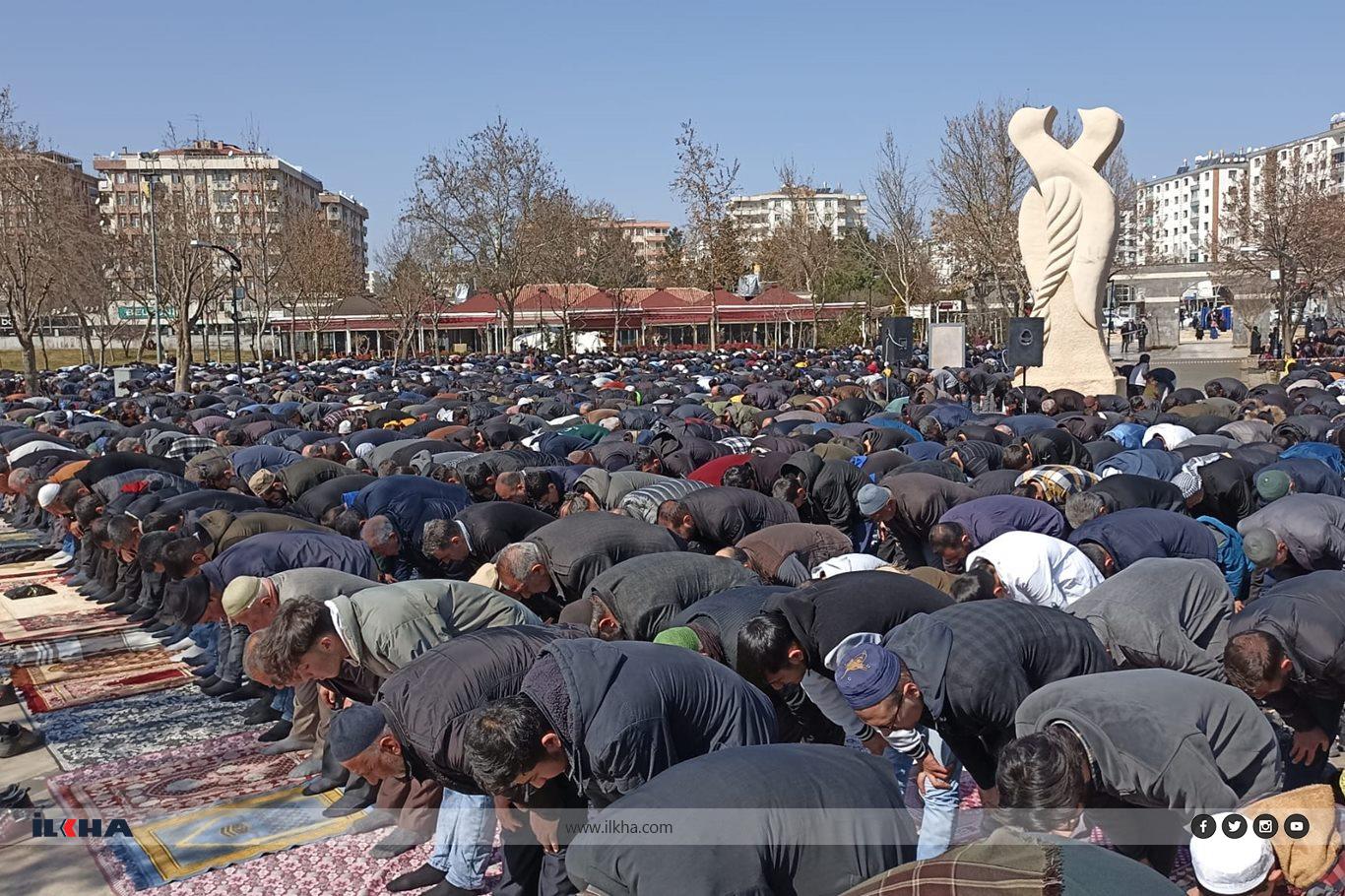 Afet ve musibetlere karşı Müslümanlar "dua ve istiğfarla" Allah'a sığındı Afet ve musibetlere karşı Müslümanlar "dua ve istiğfarla" Allah'a sığındı