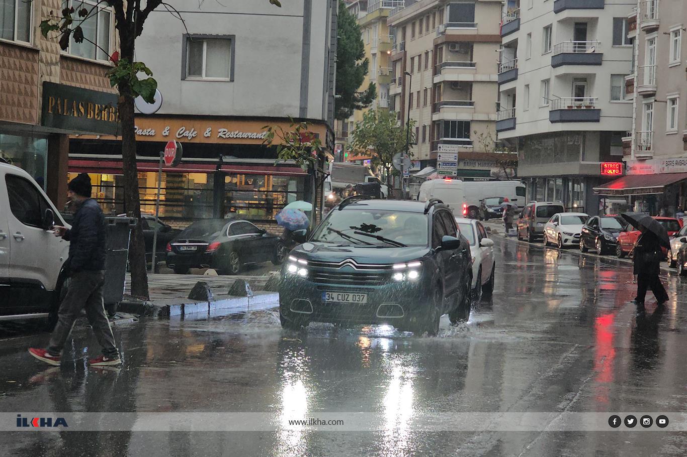 Yağmur şiddetini artırınca İstanbul trafiği kilitlendi Yağmur şiddetini artırınca İstanbul trafiği kilitlendi