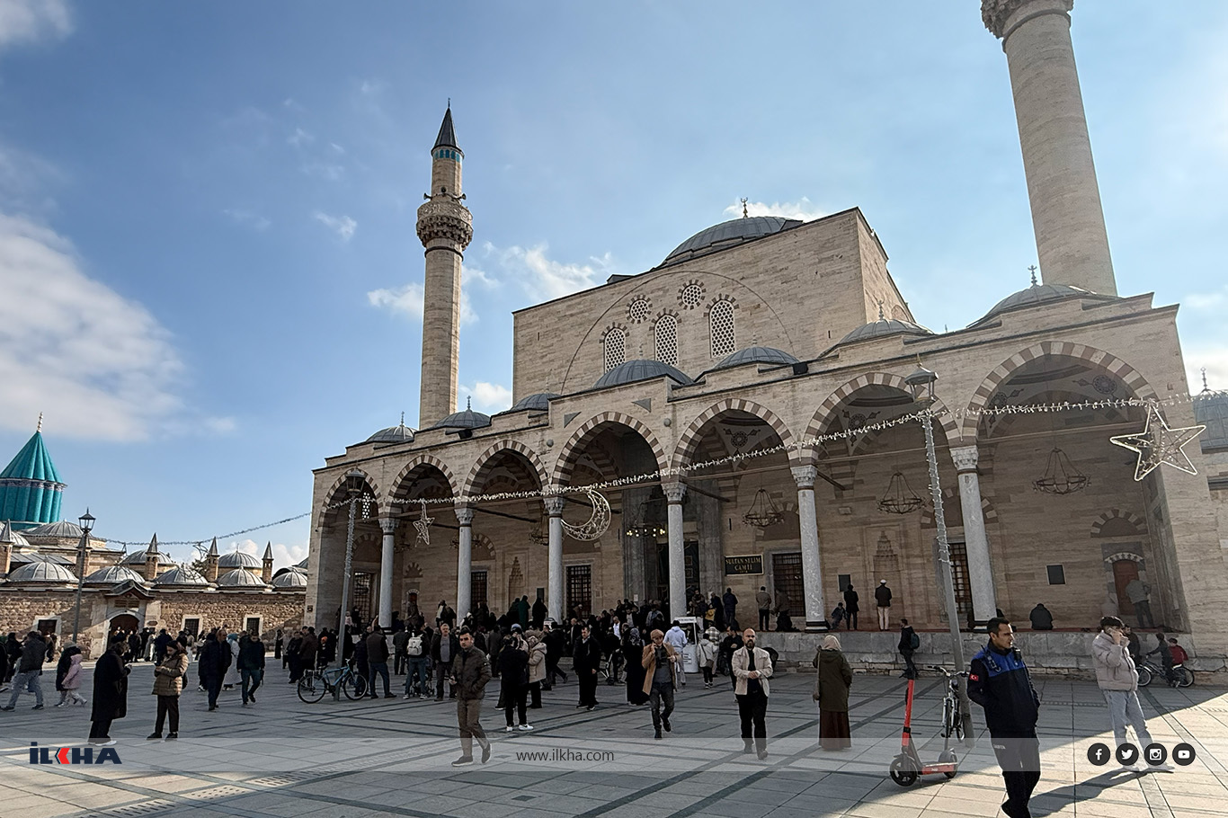 Konya Mevlana Meydanı ziyaretçiler akın akın geldi, esnafın yüzü güldü