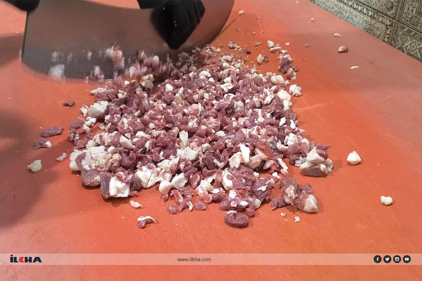 Şanlıurfalı Şemsettin usta sade kebap yapımının püf noktalarını anlattı Şanlıurfalı Şemsettin usta sade kebap yapımının püf noktalarını anlattı