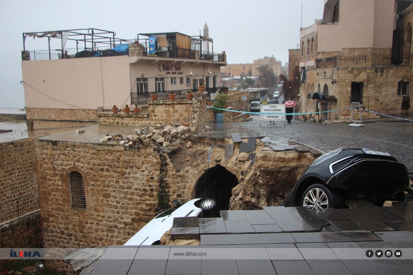 Mardin'de aşırı yağış sonrası yol çöktü: 2 araç hasar gördü