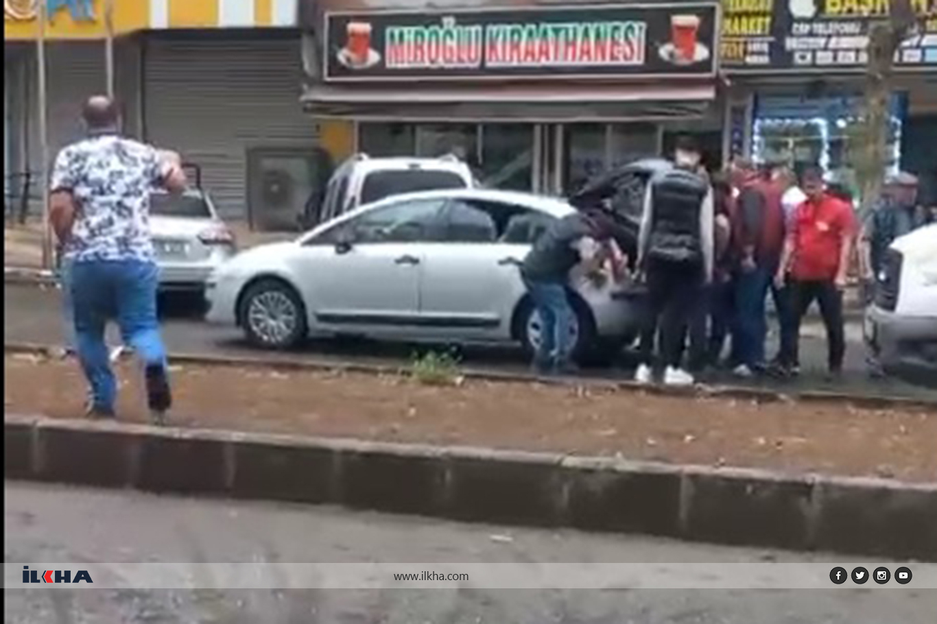 Diyarbakır'da fırtınada çatılar uçtu tabelalar devrildi Diyarbakır'da fırtınada çatılar uçtu tabelalar devrildi