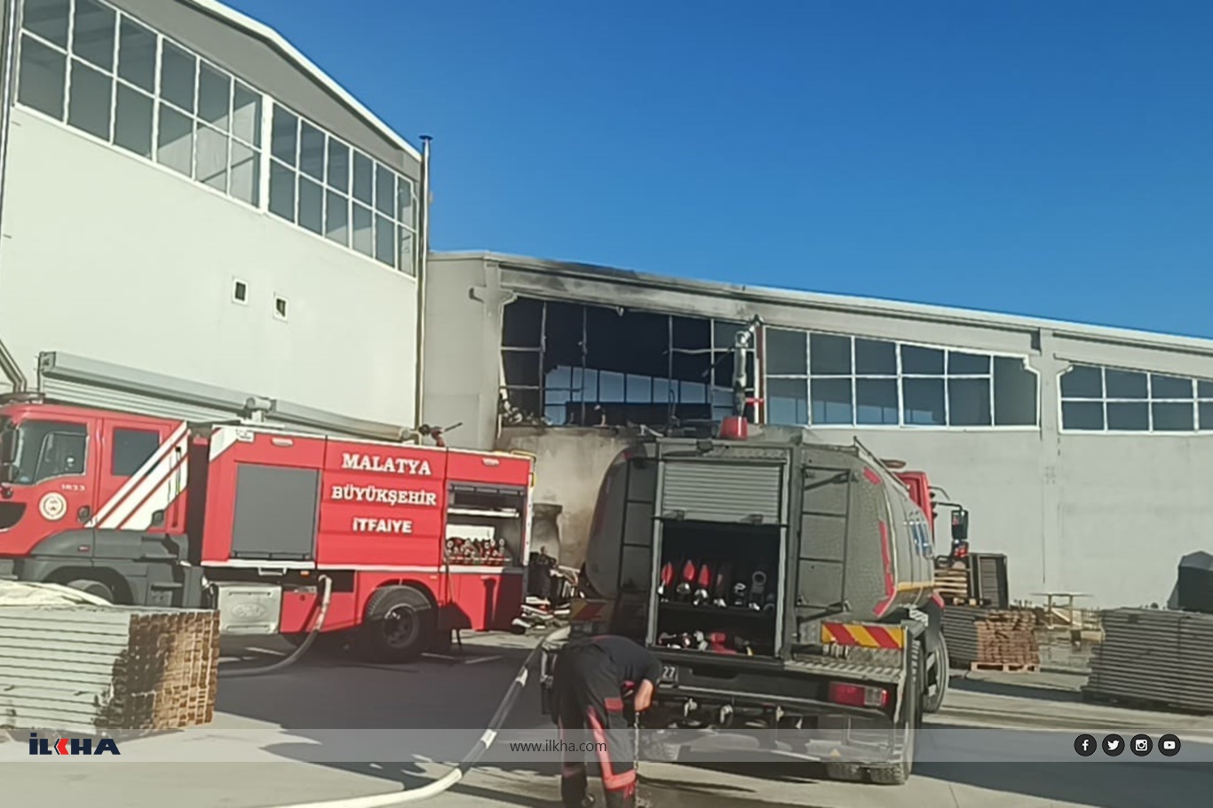 Malatya'da mobilya imalathanesinde korkutan yangın Malatya'da mobilya imalathanesinde korkutan yangın