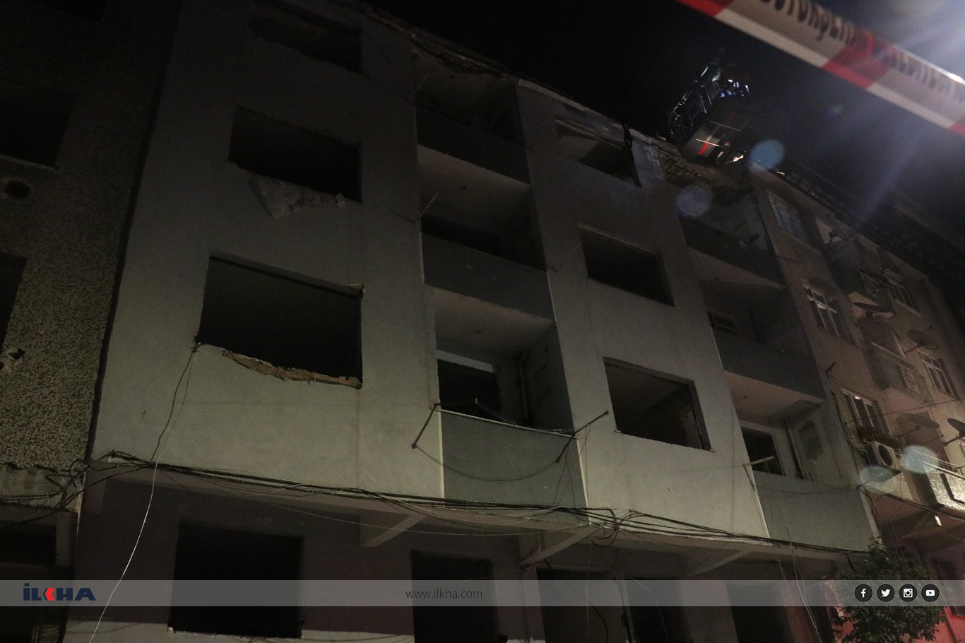 Zeytinburnu'nda bir bina kısmen çöktü: 3 araç kullanılamaz hale geldi