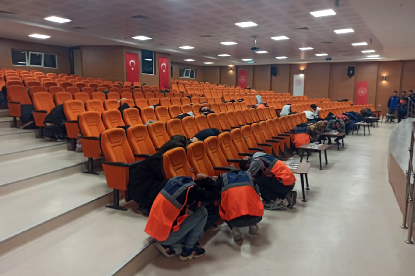 Şanlıurfa'da öğrenci yurtlarında deprem tatbikatı yapıldı Şanlıurfa'da öğrenci yurtlarında deprem tatbikatı yapıldı