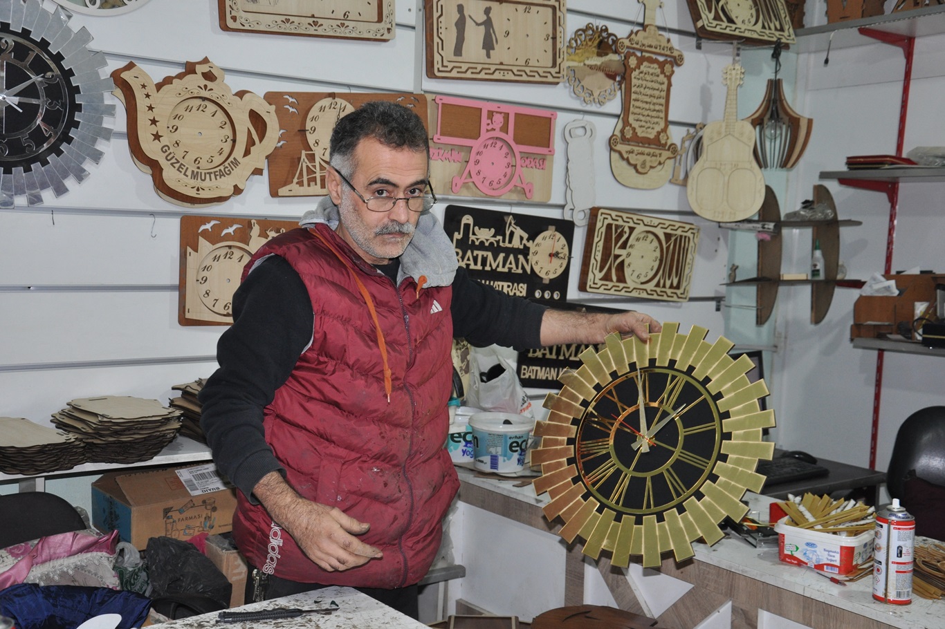 Suriyeli mühendis hediyelik eşya üreterek geçimini sağlıyor