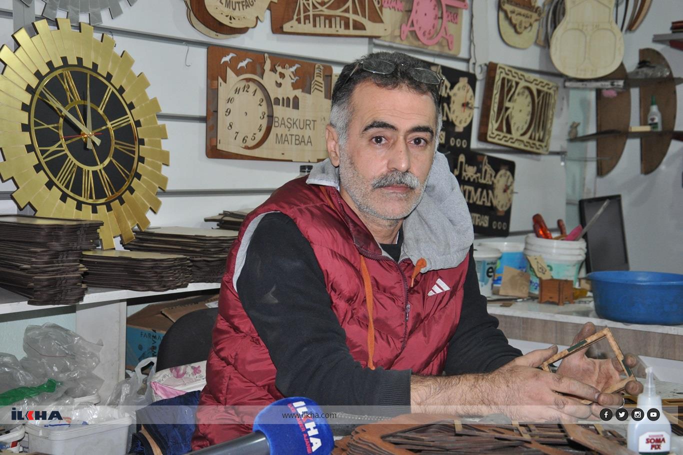 Suriyeli mühendis hediyelik eşya üreterek geçimini sağlıyor