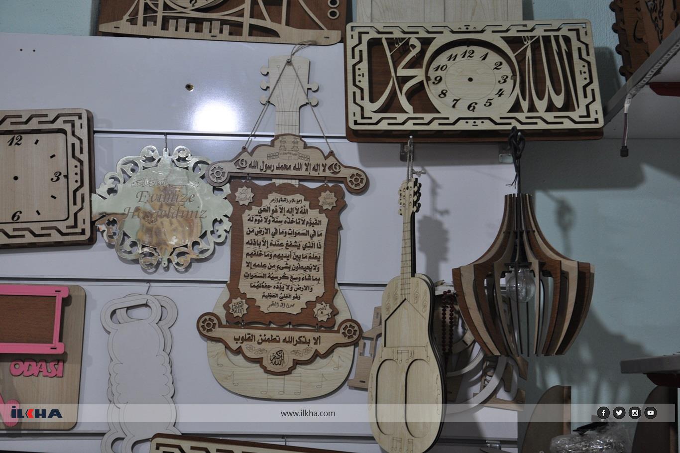 Suriyeli mühendis hediyelik eşya üreterek geçimini sağlıyor