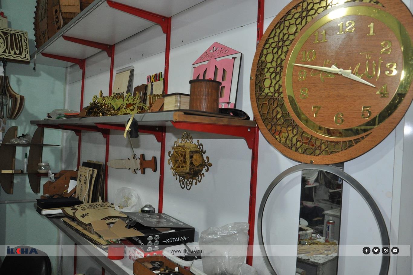 Suriyeli mühendis hediyelik eşya üreterek geçimini sağlıyor