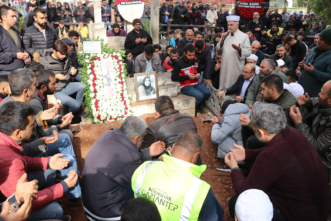 Karkamış saldırısında hayatını kaybeden öğretmen defnedildi Karkamış saldırısında hayatını kaybeden öğretmen defnedildi