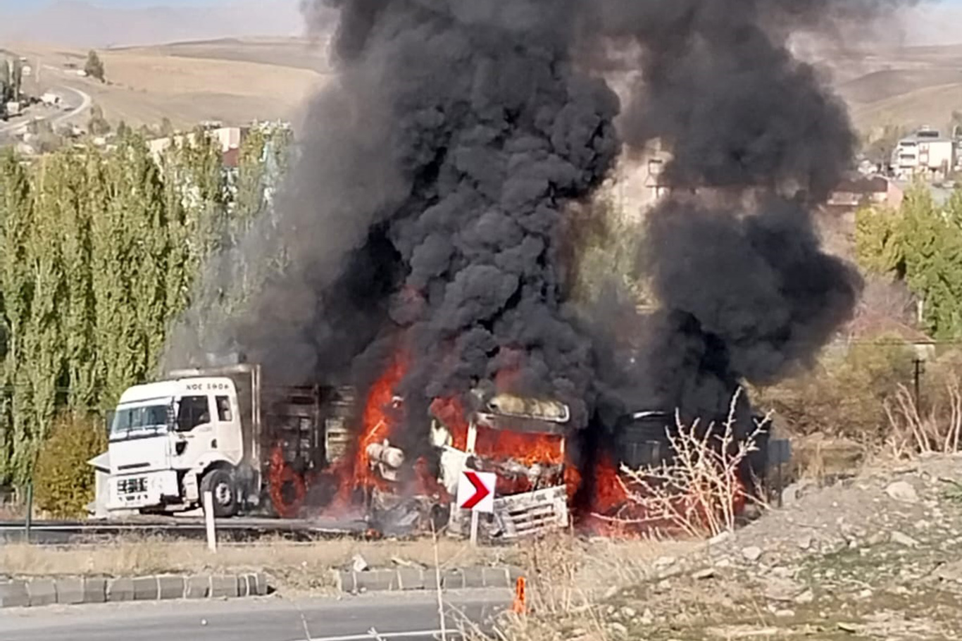 Ağrı'daki kazada 7 kişi hayatını kaybetti, 11 kişi yaralandı Ağrı'daki kazada 7 kişi hayatını kaybetti, 11 kişi yaralandı