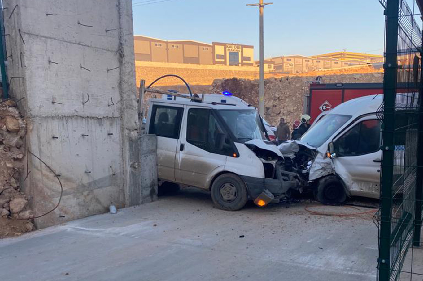 Servis minibüsü kamyonete çarptı: 2 işçi öldü, 3 yaralı Servis minibüsü kamyonete çarptı: 2 işçi öldü, 3 yaralı