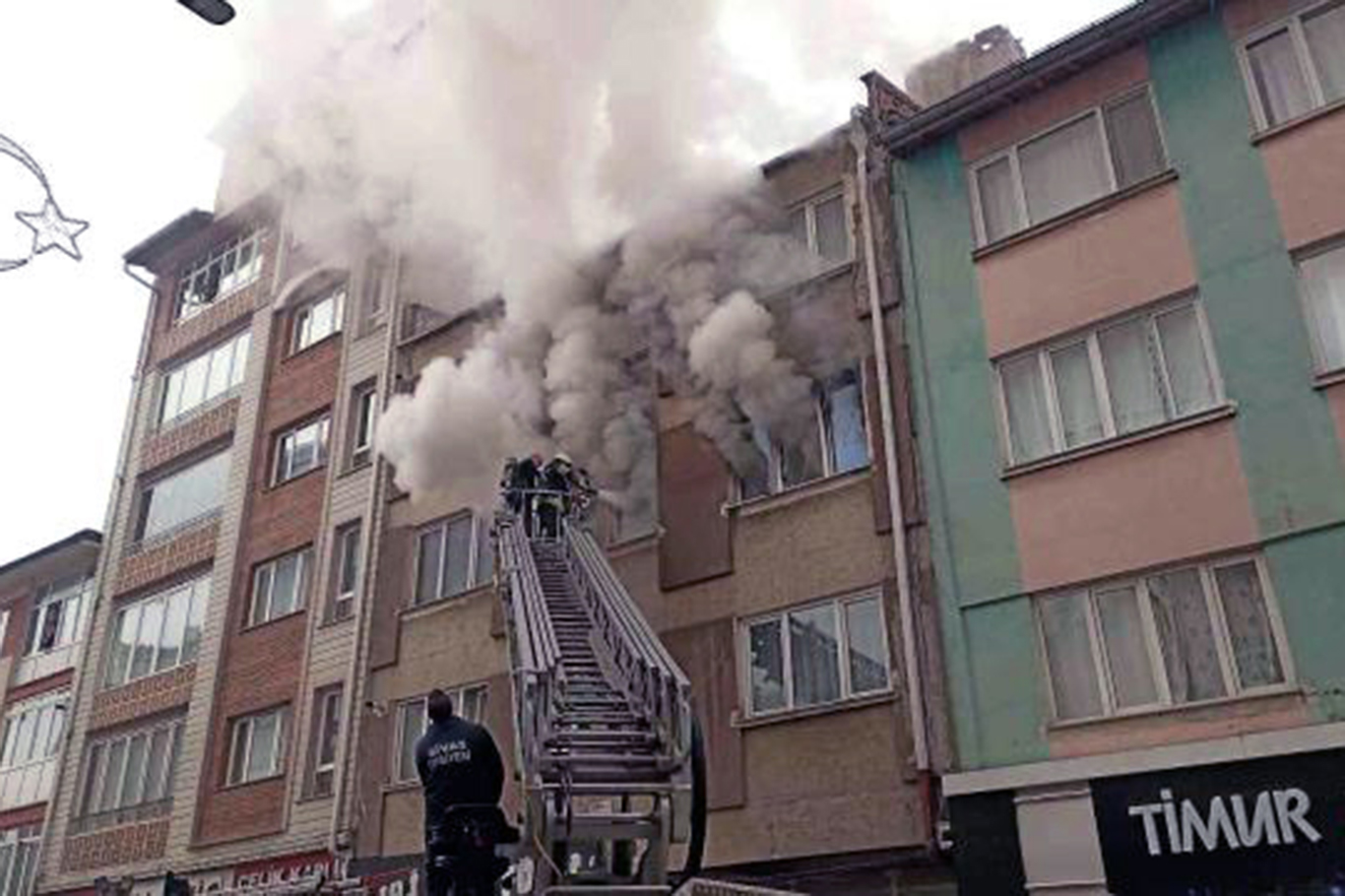 Sivas’ta apartman dairesinde çıkan yangın kontrol altına alındı: 1 yaralı Sivas’ta apartman dairesinde çıkan yangın kontrol altına alındı: 1 yaralı