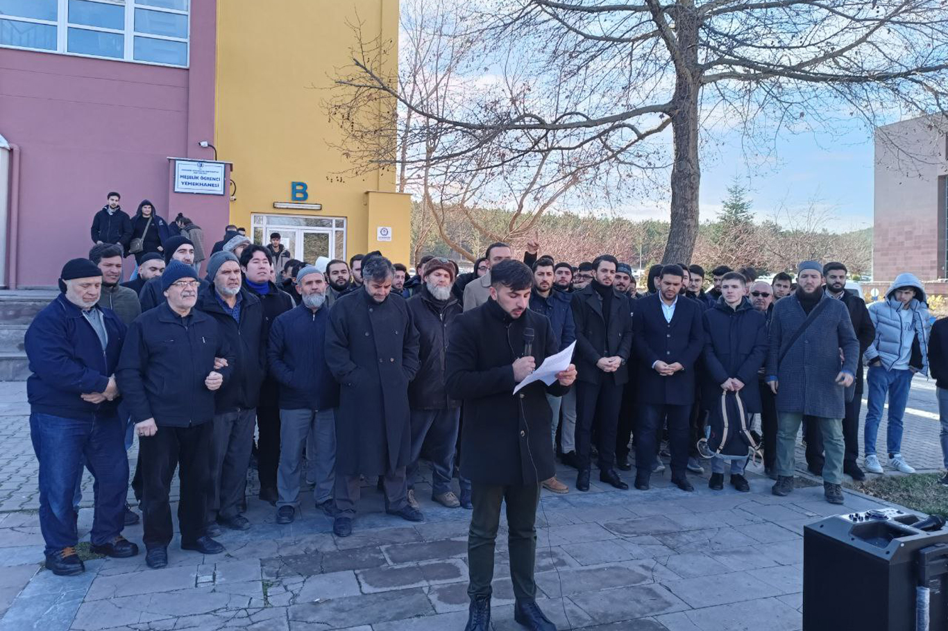 Hazreti Muhammed'e hakaret eden öğretim görevlisi Kutay protesto edildi Hazreti Muhammed'e hakaret eden öğretim görevlisi Kutay protesto edildi