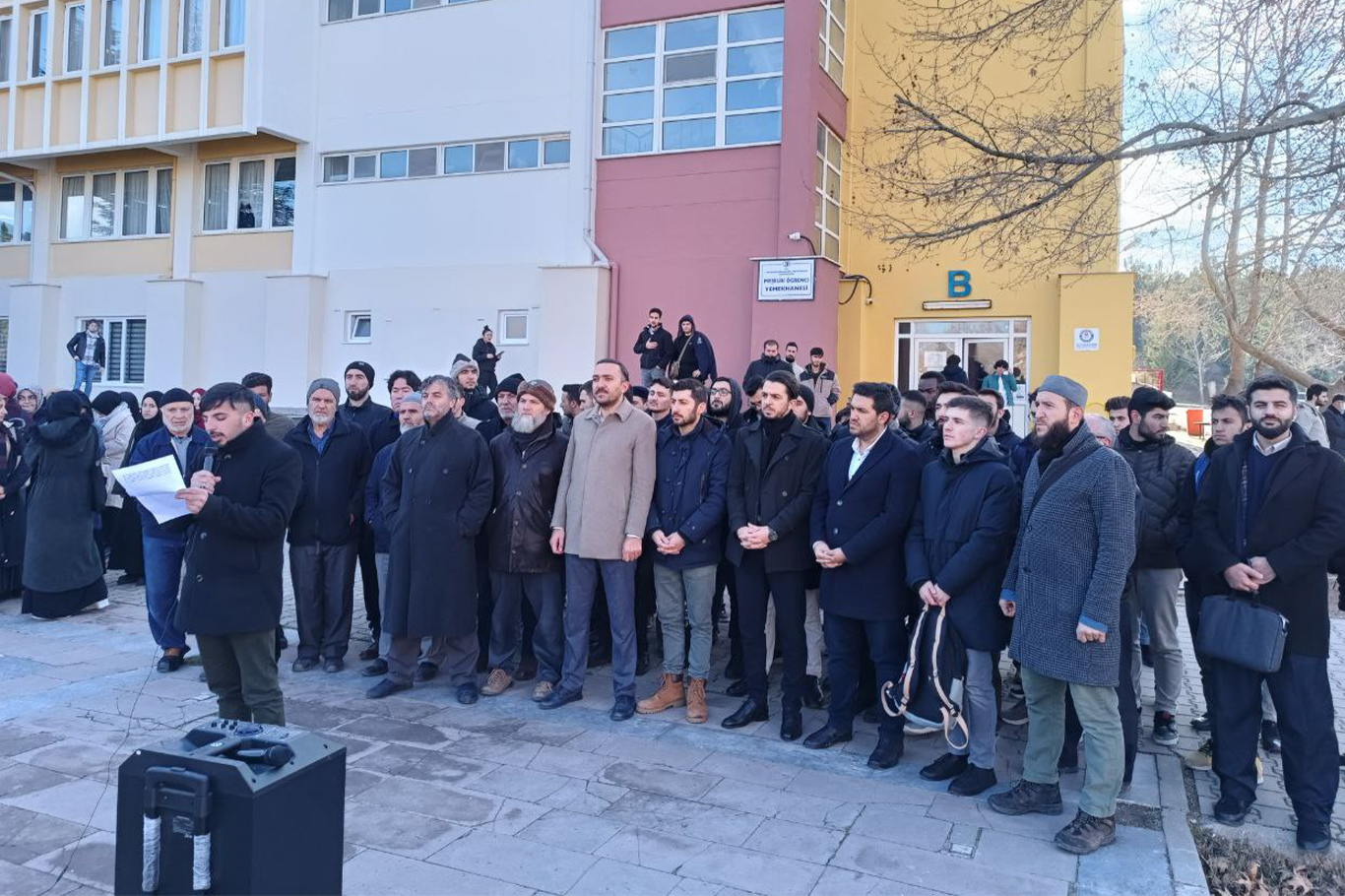 Hazreti Muhammed'e hakaret eden öğretim görevlisi Kutay protesto edildi Hazreti Muhammed'e hakaret eden öğretim görevlisi Kutay protesto edildi