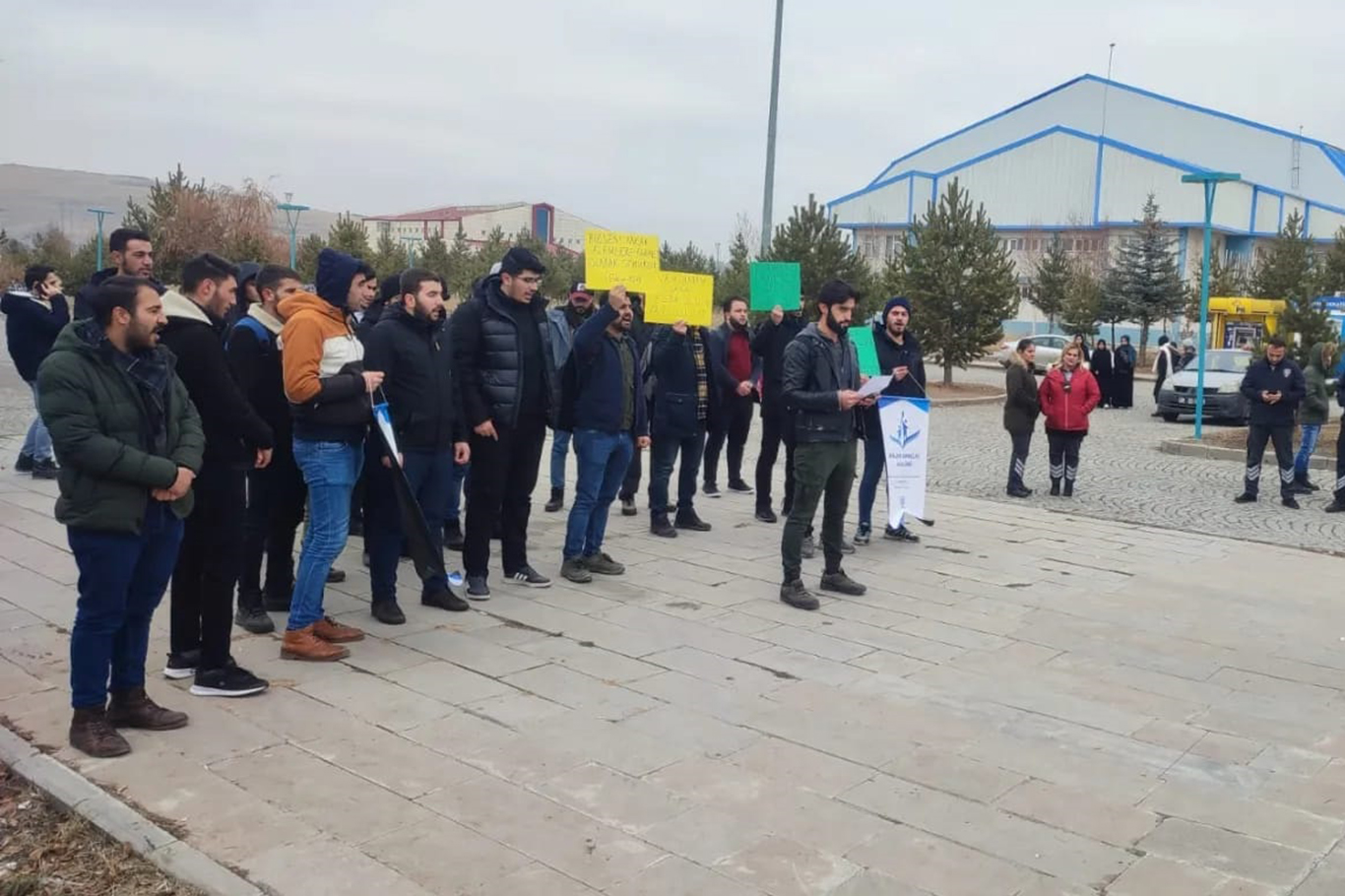 Hazreti Muhammed'e hakaret eden öğretim görevlisi Kutay Kars'ta protesto edildi Hazreti Muhammed'e hakaret eden öğretim görevlisi Kutay Kars'ta protesto edildi
