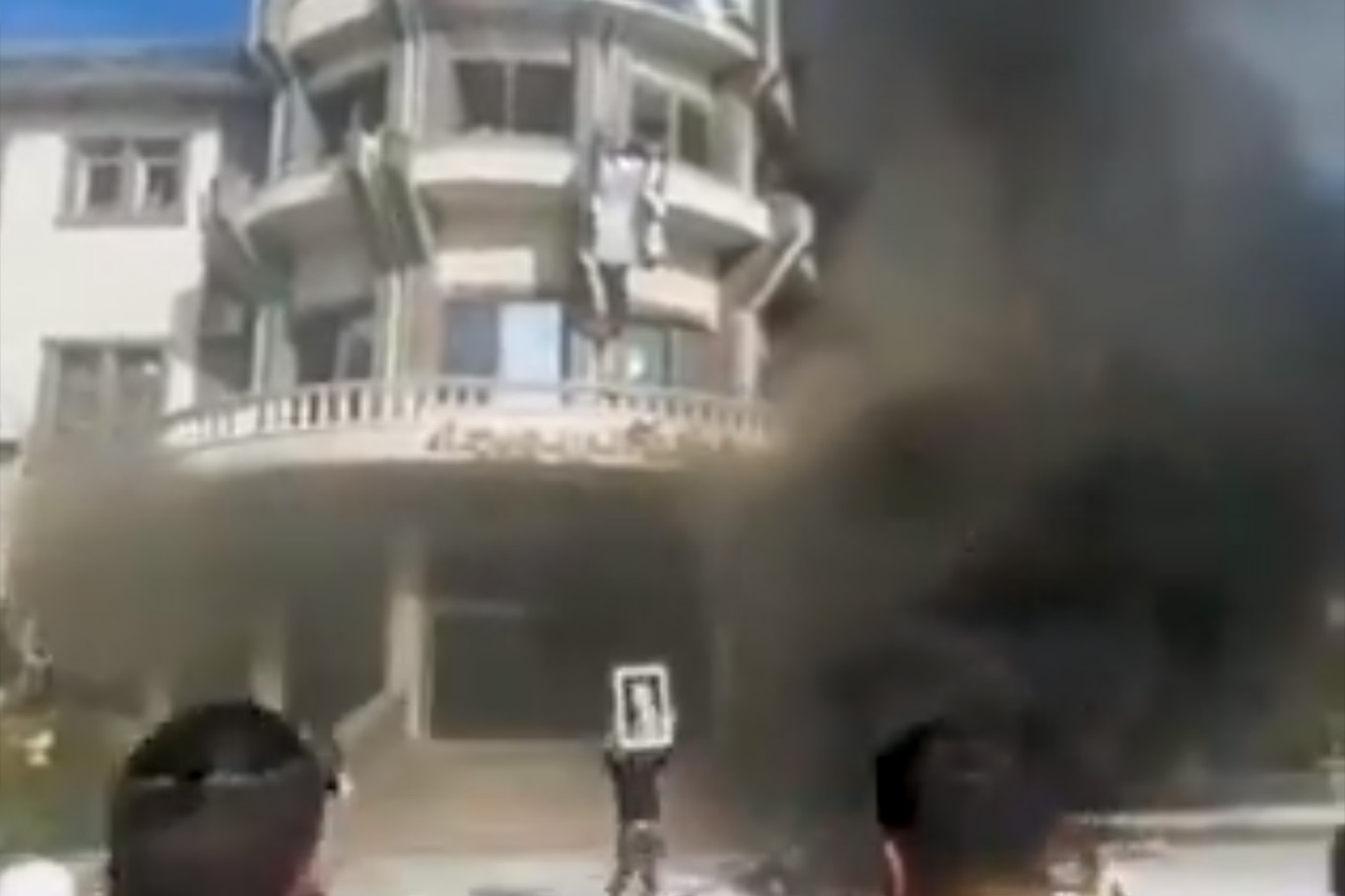 Syria: Protesters burn governmental building in Al-Suwaydaa city Syria: Protesters burn governmental building in Al-Suwaydaa city