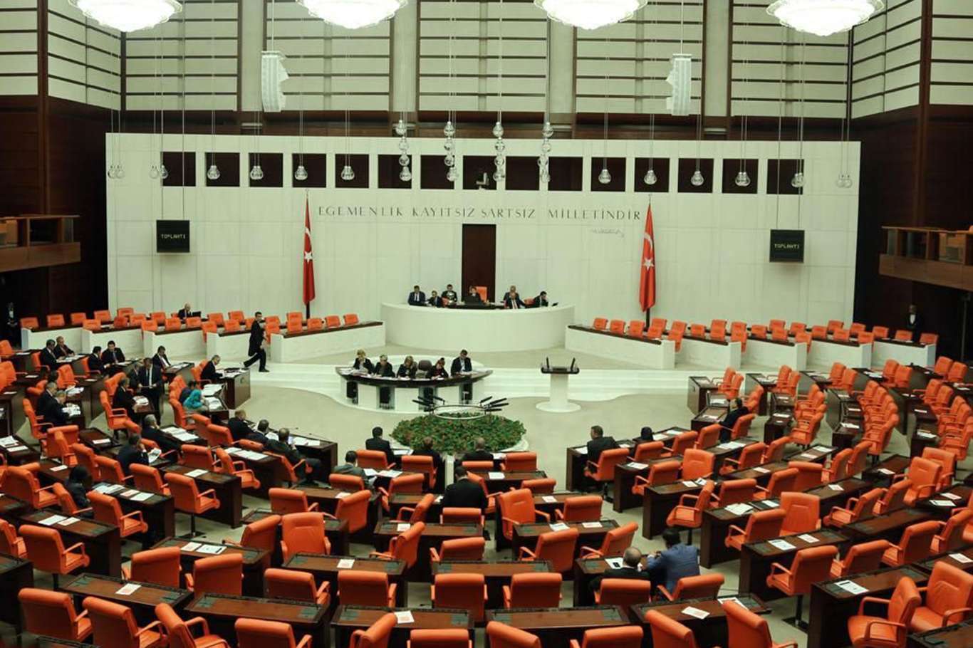 "Sözleşmeli personele kadro" düzenlemesi bugün Meclis'e geliyor