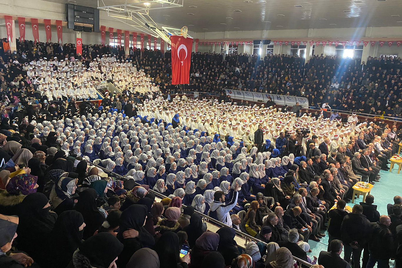 Erzurum’da hafızlık eğitimini tamamlayan 1001 hafız icazetini aldı Erzurum’da hafızlık eğitimini tamamlayan 1001 hafız icazetini aldı