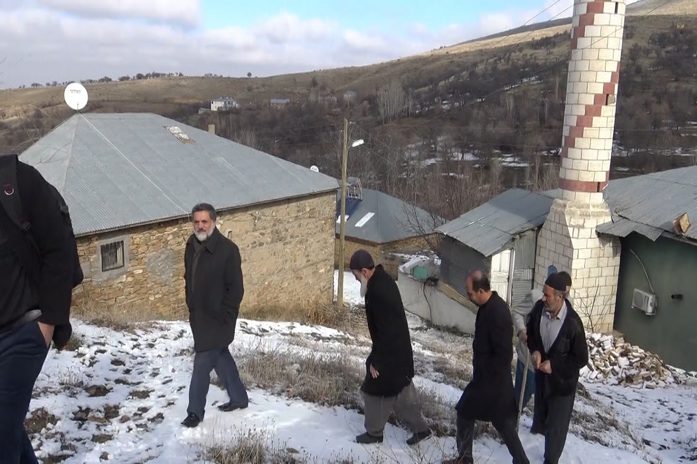 Köylüler tarlalarına zarar veren domuz sürülerine karşı yetkililerden yardım bekliyor