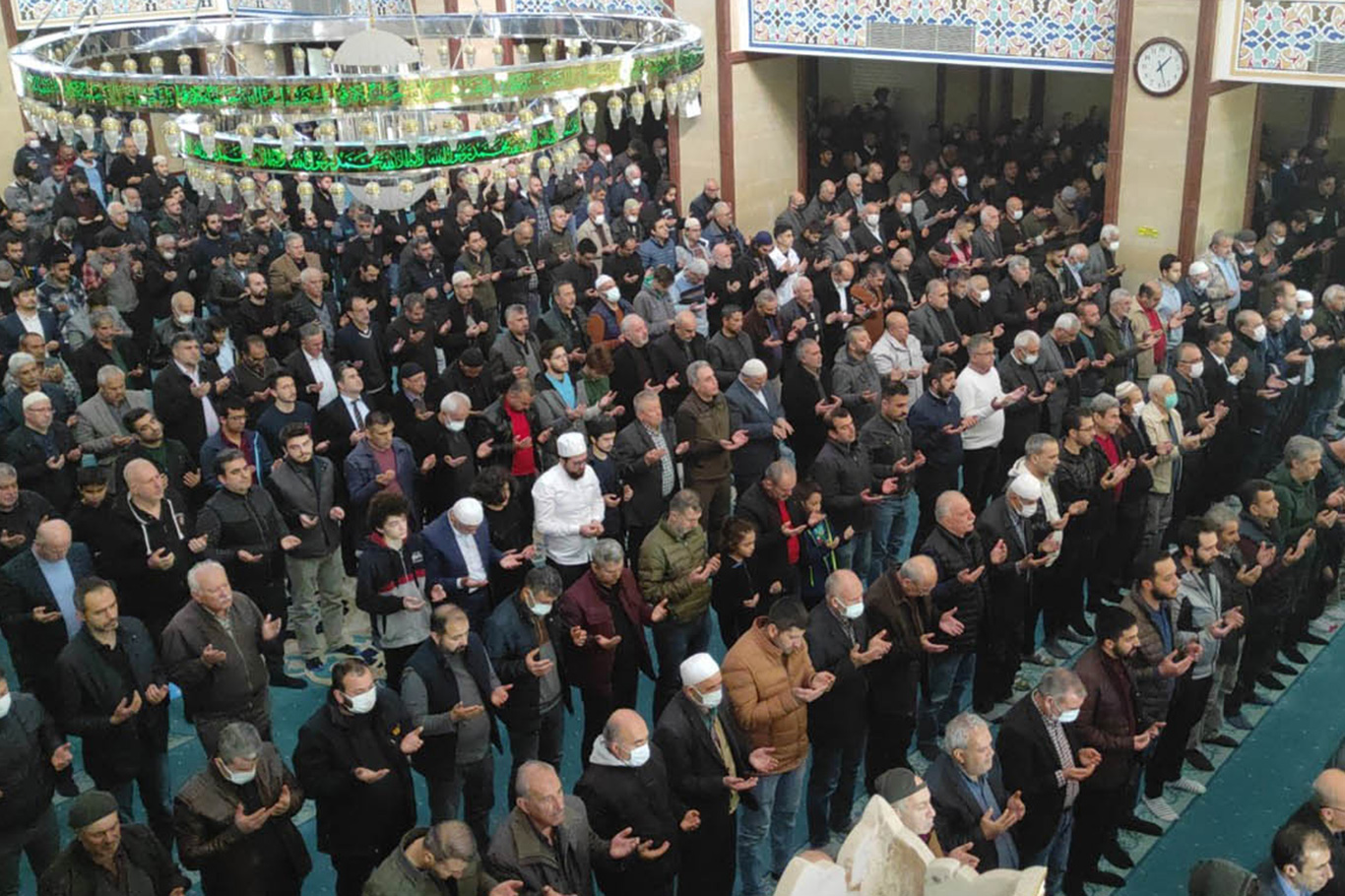 Adana'da eller semaya yağmur için açıldı Adana'da eller semaya yağmur için açıldı