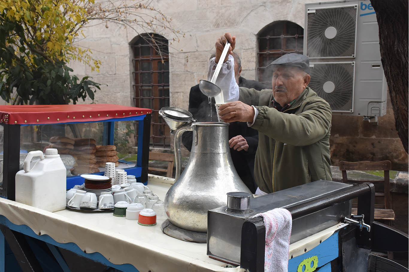Yarım asırdır küçük tablasında salep servis ediyor Yarım asırdır küçük tablasında salep servis ediyor