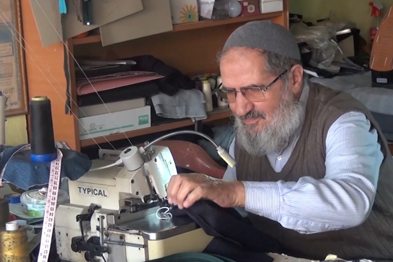 69 yıllık terzi ustası, gelecek kaygısı taşıyan gençlere tavsiyelerde bulundu 69 yıllık terzi ustası, gelecek kaygısı taşıyan gençlere tavsiyelerde bulundu