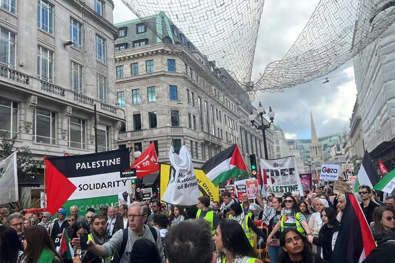 200,000 protesters in London denounce zionist crimes in Gaza 200,000 protesters in London denounce zionist crimes in Gaza