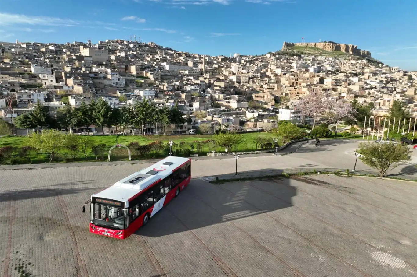 Mardin'de Yaylı Mahallesi'ne otobüs seferleri başladı Mardin'de Yaylı Mahallesi'ne otobüs seferleri başladı