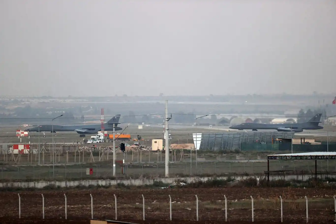 İşgalci ABD bombardıman uçakları İncirlik Hava Üssü'nde İşgalci ABD bombardıman uçakları İncirlik Hava Üssü'nde