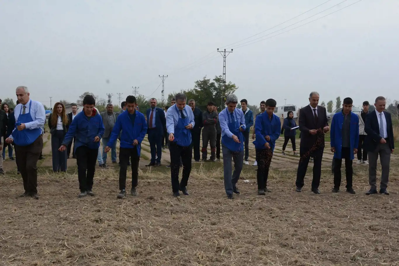 Malatya Ziraat Okulunda 200 dekarlık alana buğday ekimi yapıldı Malatya Ziraat Okulunda 200 dekarlık alana buğday ekimi yapıldı