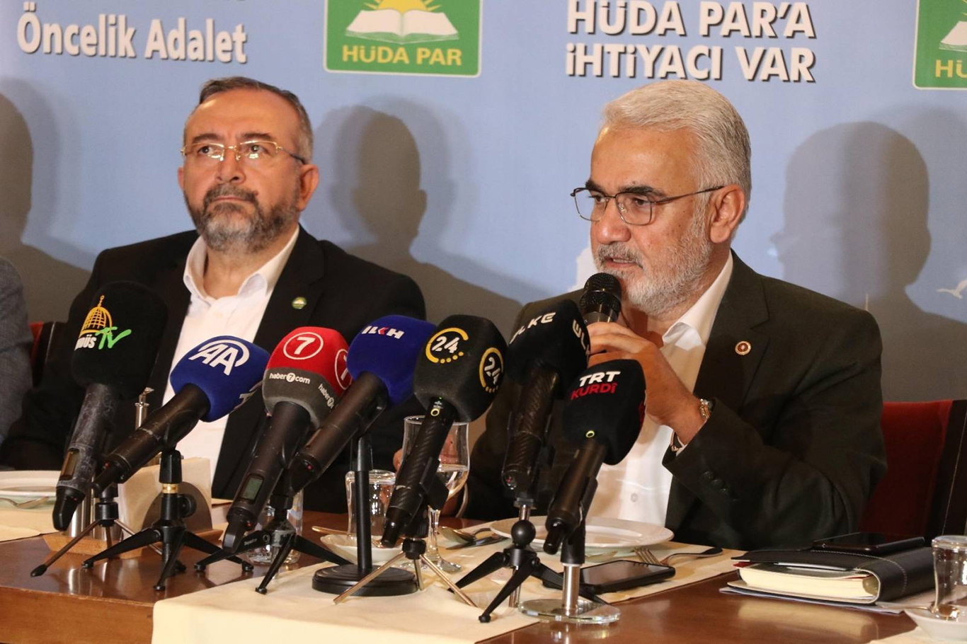 HÜDA PAR Genel Başkanı Zekeriya Yapıcıoğlu, İstanbul'da medya mensuplarıyla bir araya geldi.