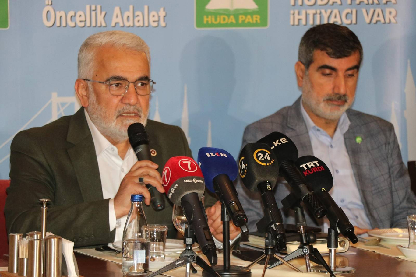HÜDA PAR Genel Başkanı Zekeriya Yapıcıoğlu, İstanbul'da medya mensuplarıyla bir araya geldi.