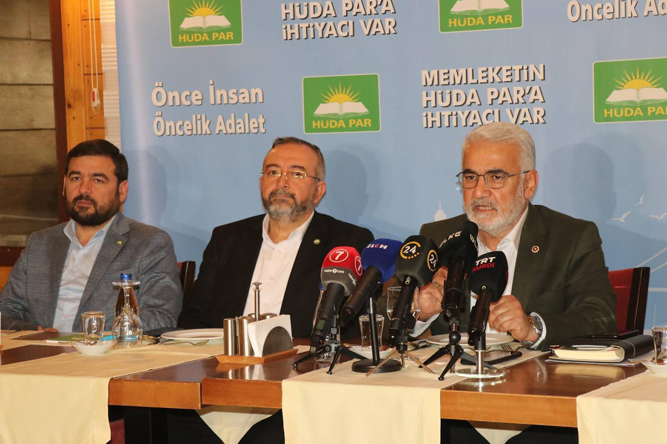 HÜDA PAR Genel Başkanı Zekeriya Yapıcıoğlu, İstanbul'da medya mensuplarıyla bir araya geldi.