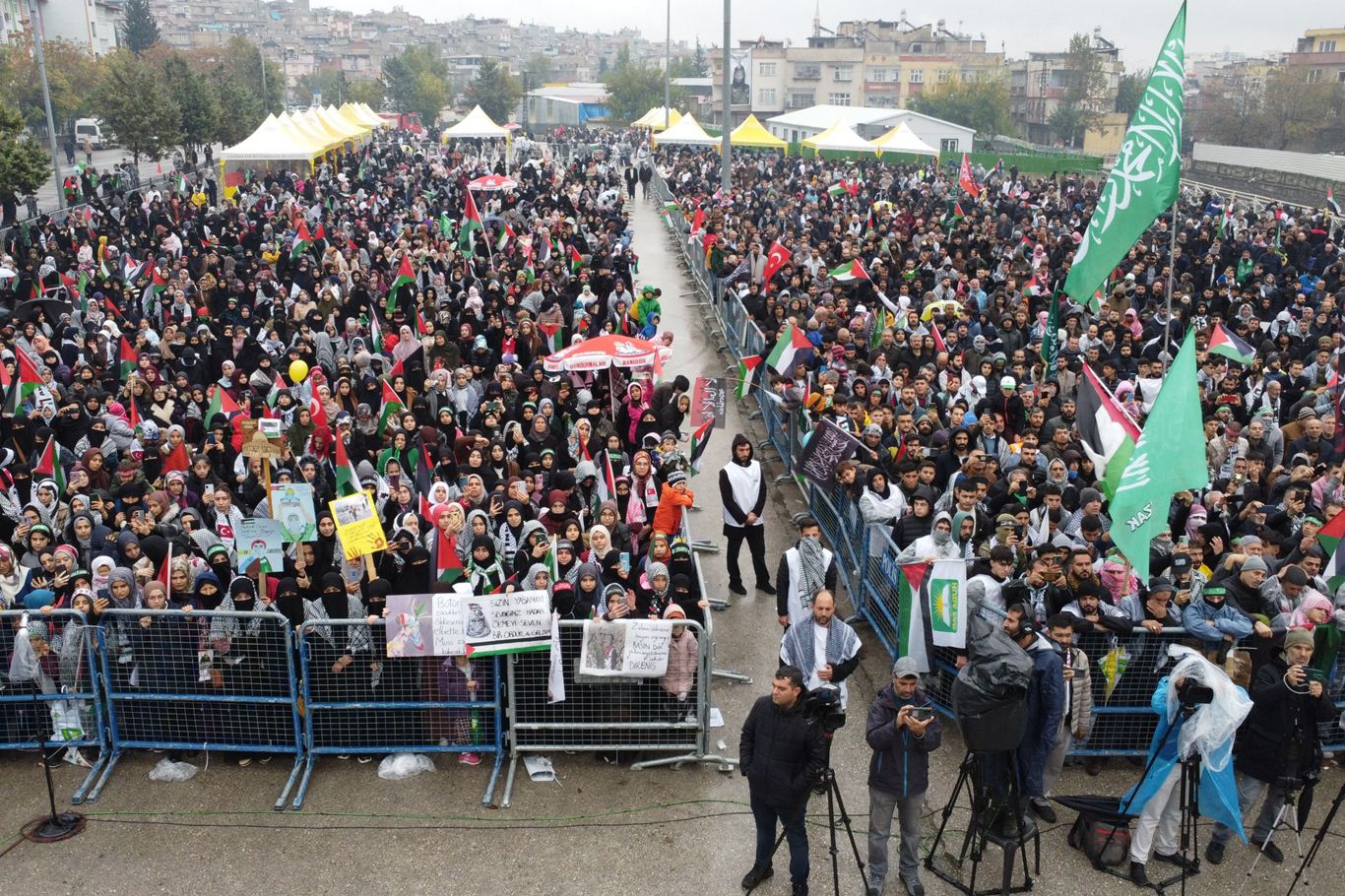 Gaziantep'te Peygamber Sevdalıları Vakfı tarafından "Kudüs ve Aksa Tufanı'na Destek Mitingi" düzenlendi.