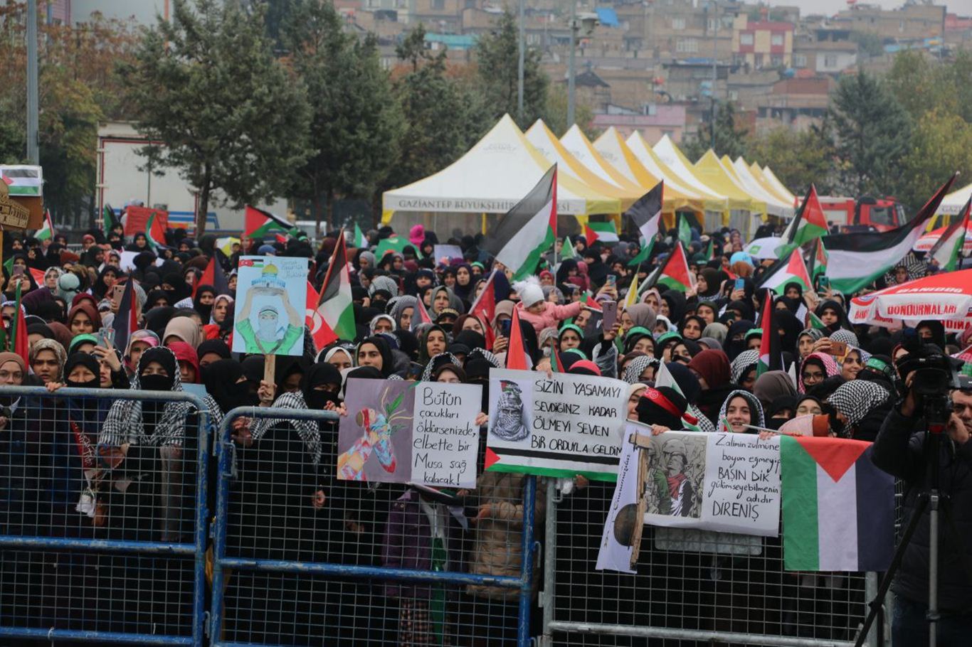 Gaziantep'te Peygamber Sevdalıları Vakfı tarafından "Kudüs ve Aksa Tufanı'na Destek Mitingi" düzenlendi.