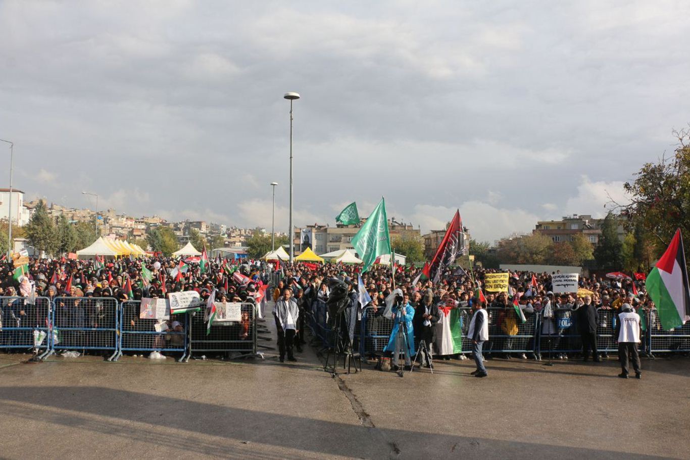 Gaziantep'te Peygamber Sevdalıları Vakfı tarafından "Kudüs ve Aksa Tufanı'na Destek Mitingi" düzenlendi.