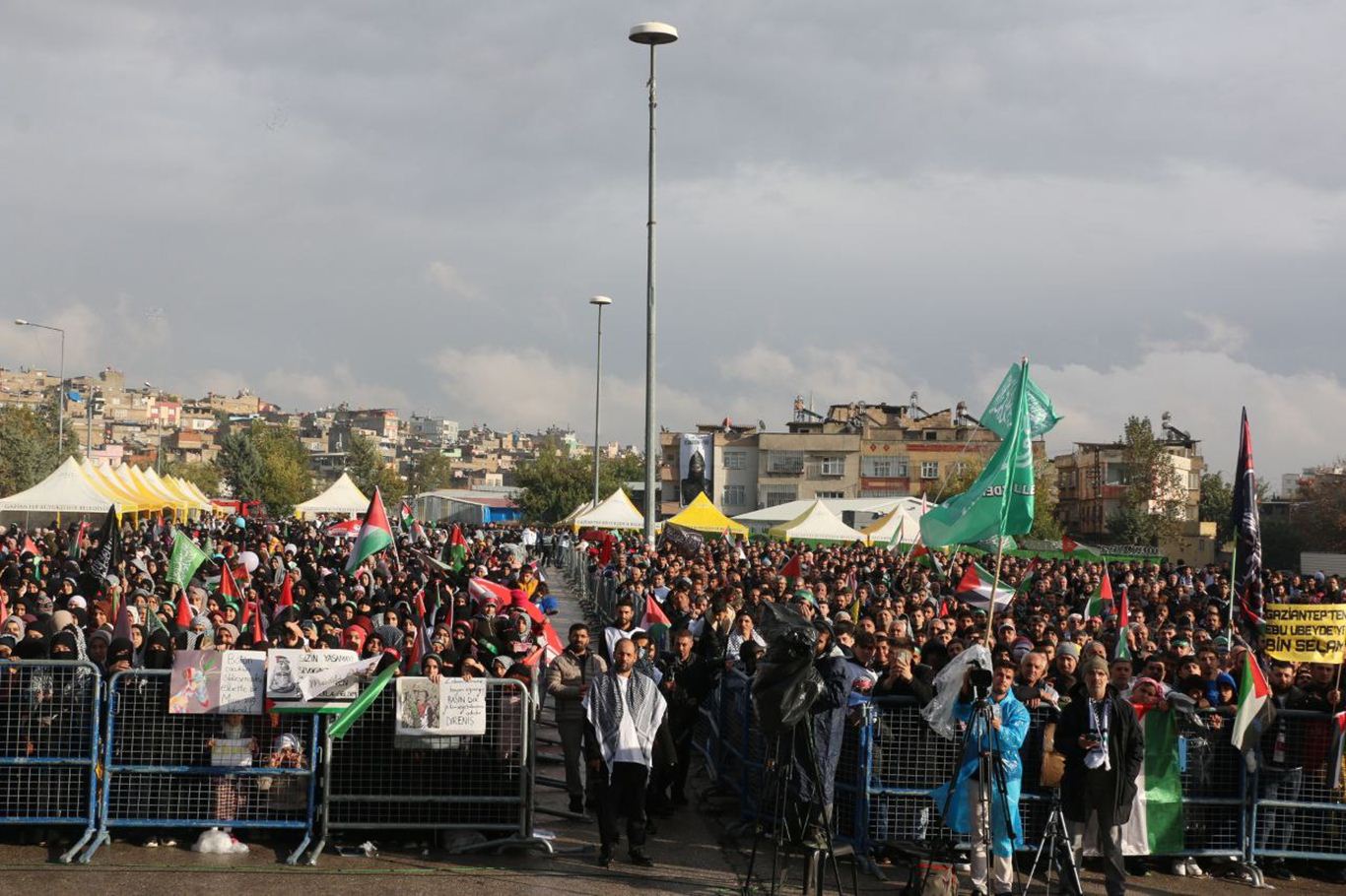 Gaziantep'te Peygamber Sevdalıları Vakfı tarafından "Kudüs ve Aksa Tufanı'na Destek Mitingi" düzenlendi.